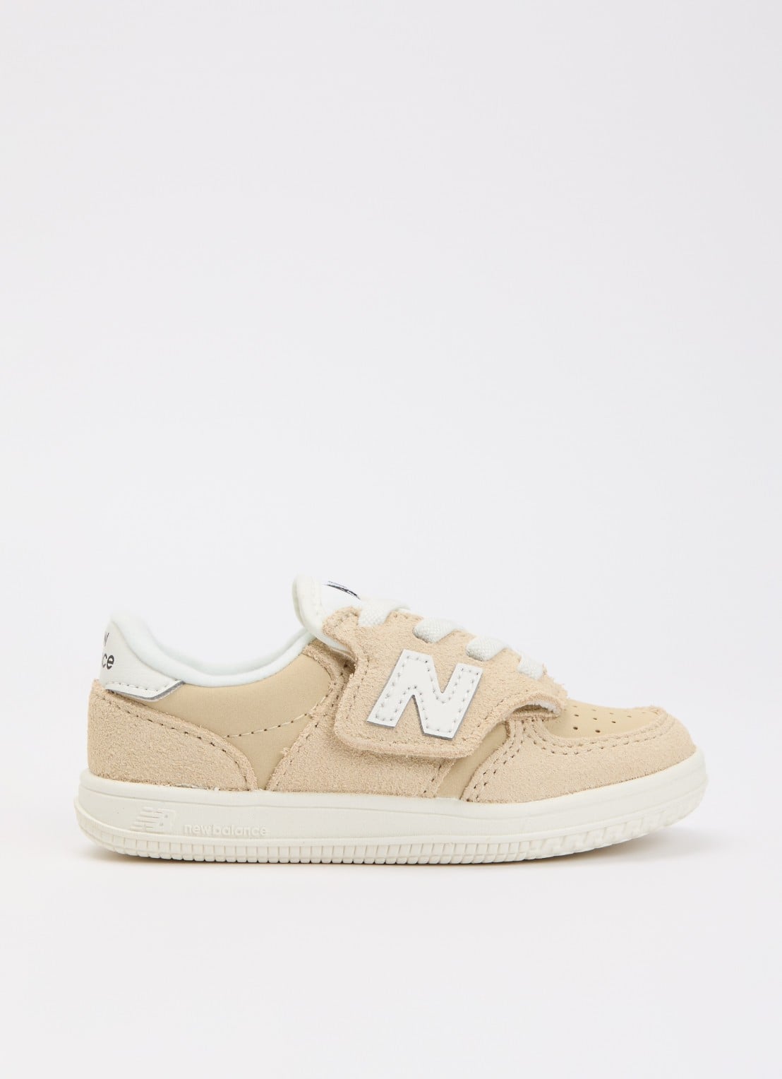 New Balance T500 sneaker met suède details - voorkant 2 zand