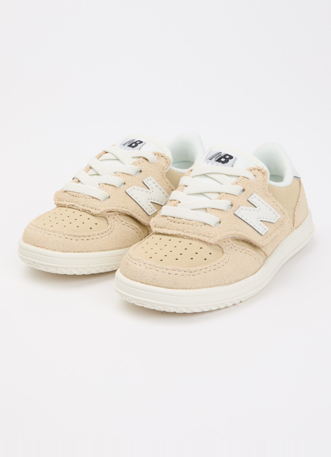 New Balance T500 sneaker met suède details - voorkant 3 zand