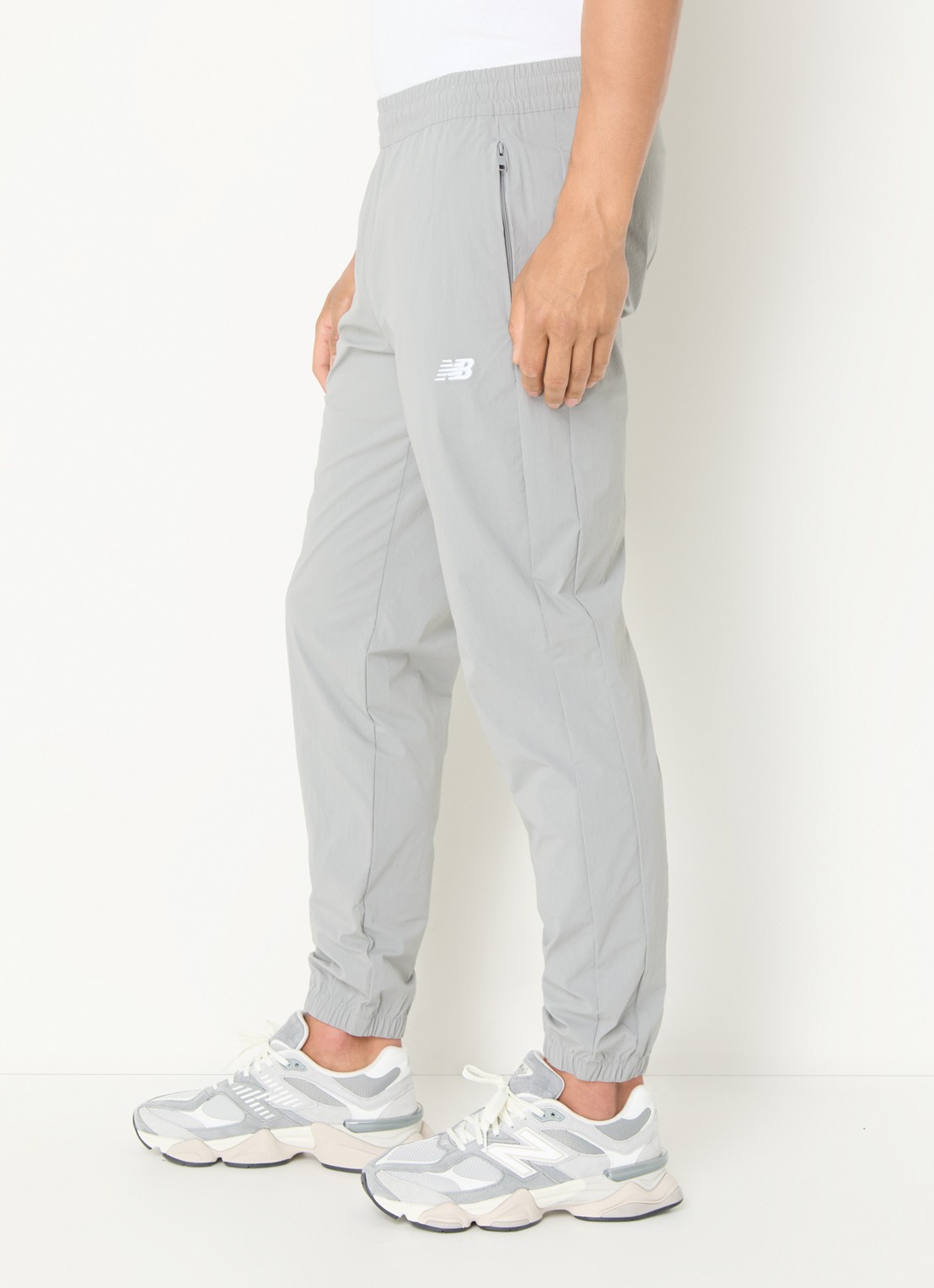 New Balance Tapered fit joggingbroek met ritszakken - detail 5 grijs