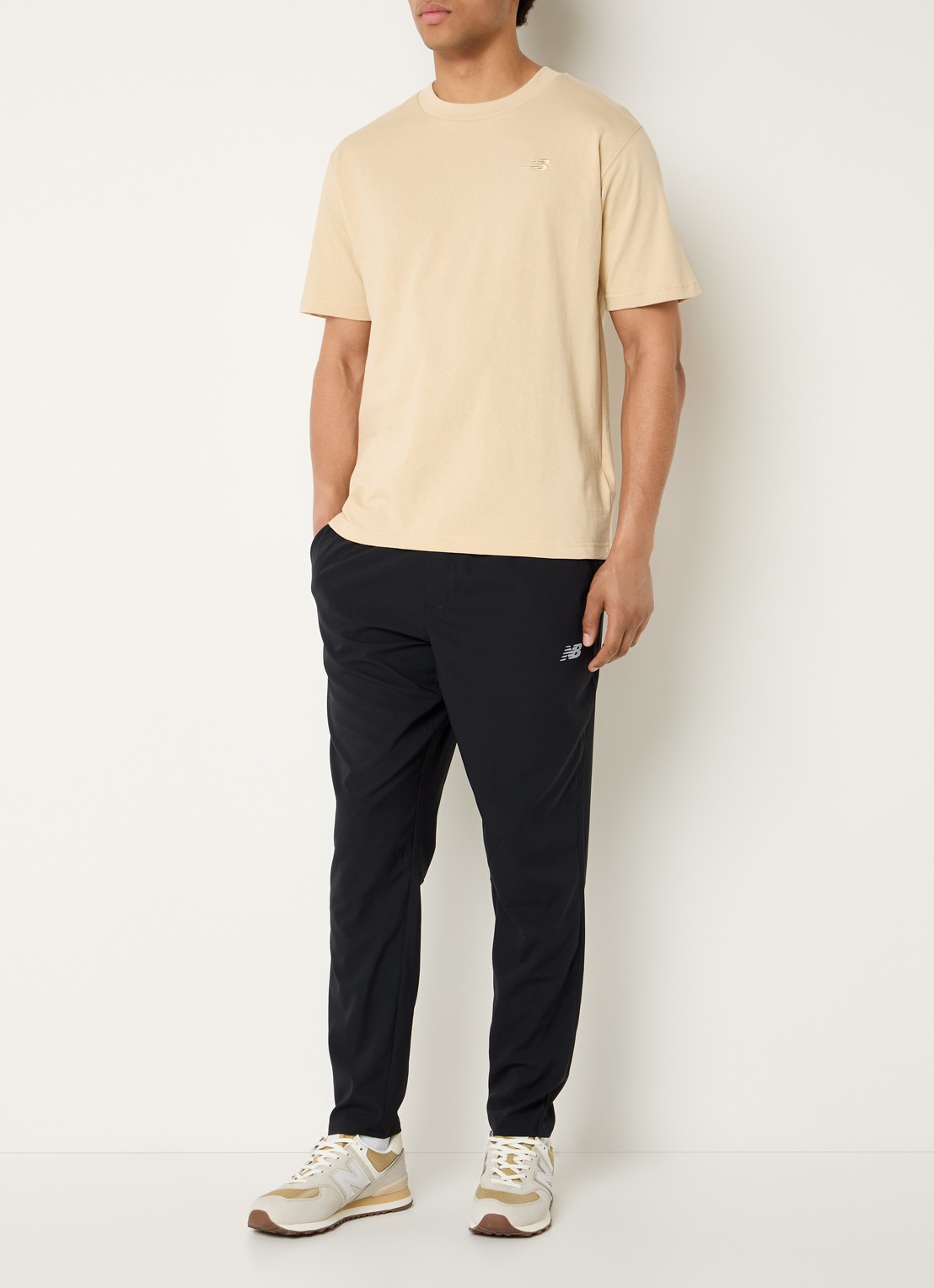 New Balance Tapered fit trackpants met logo en steekzakken - voorkant 3 zwart