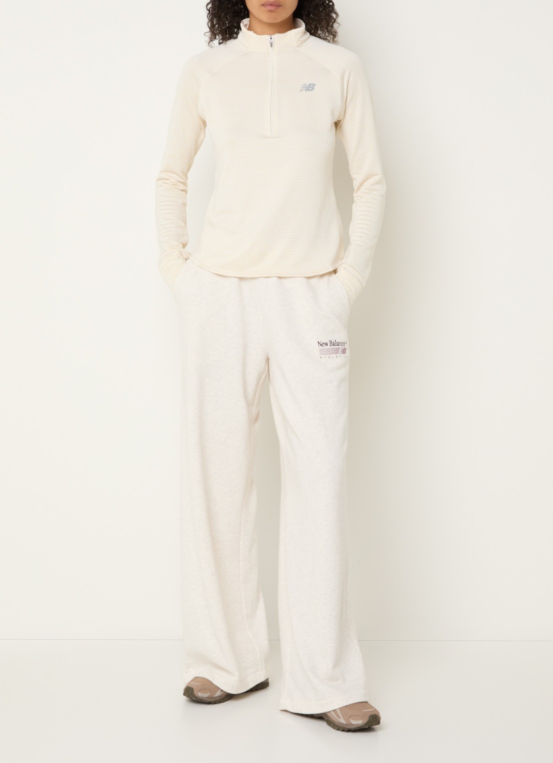 New Balance Trackside high waist straight fit joggingbroek met logo - voorkant 2 grijs