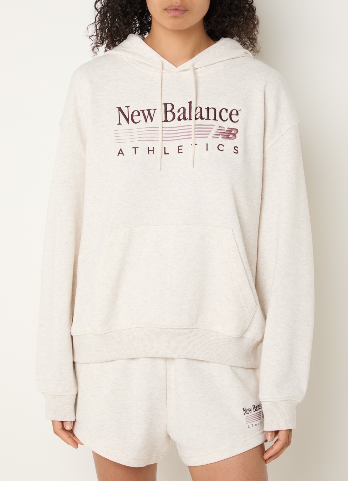 New Balance Trackside hoodie met logoborduring - detail grijs
