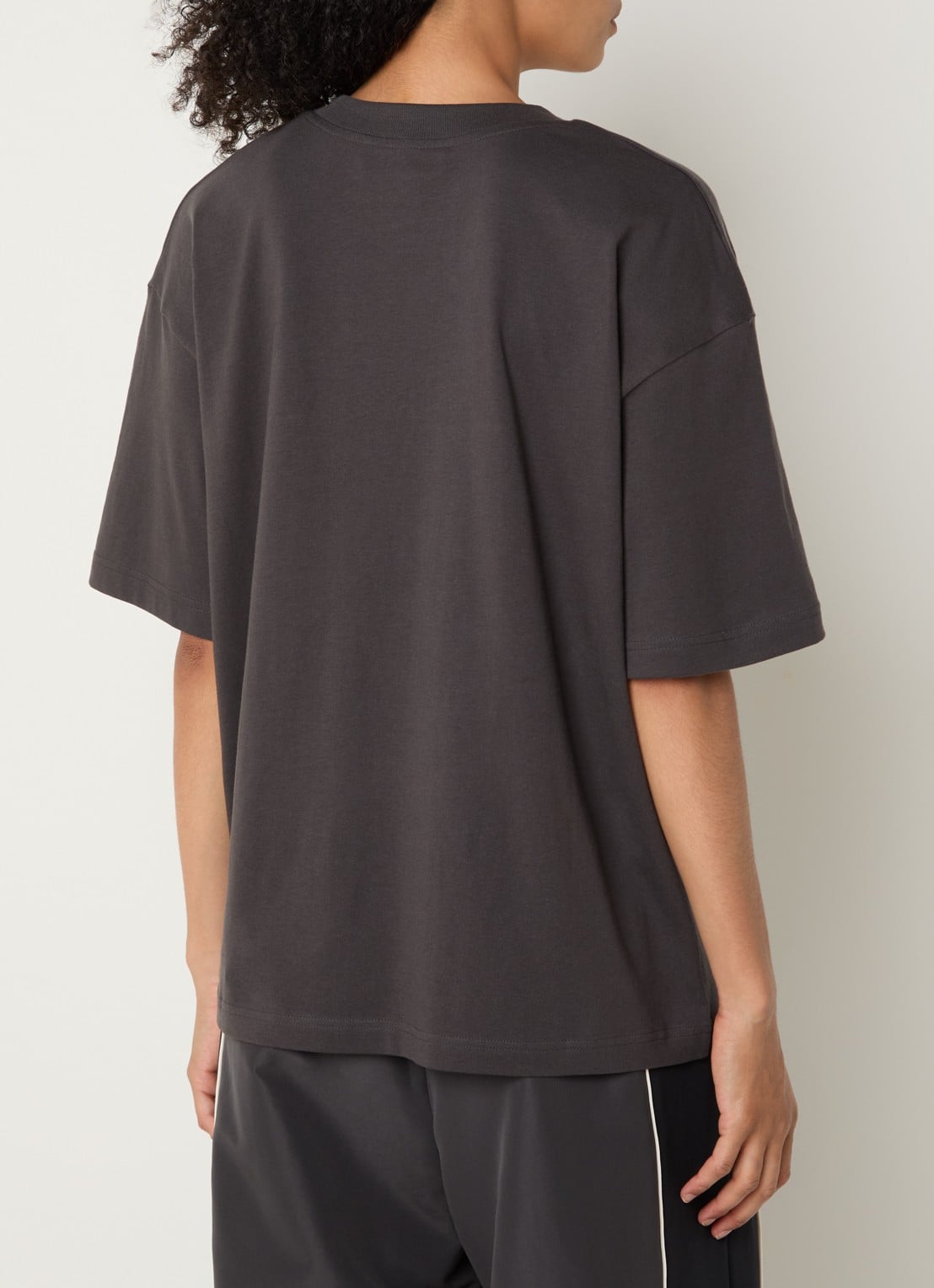 New Balance Trackside oversized T-shirt met logoborduring - achterkant 4 antraciet