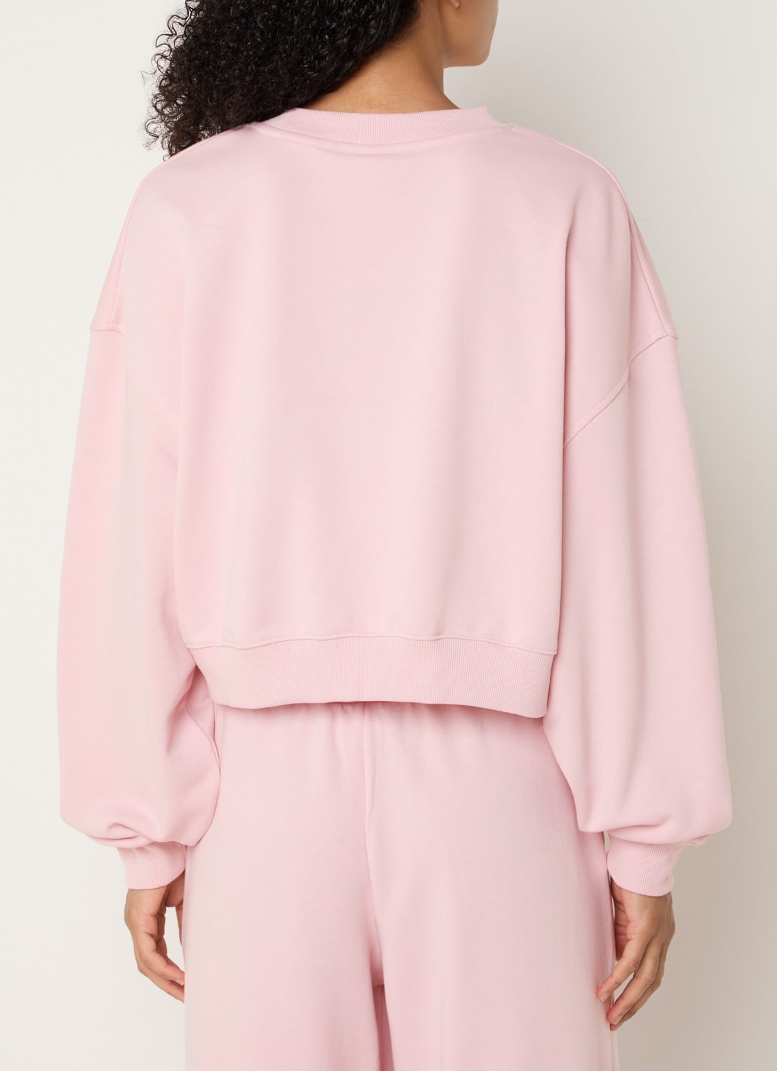 New Balance Trackside sweater met logo - achterkant roze