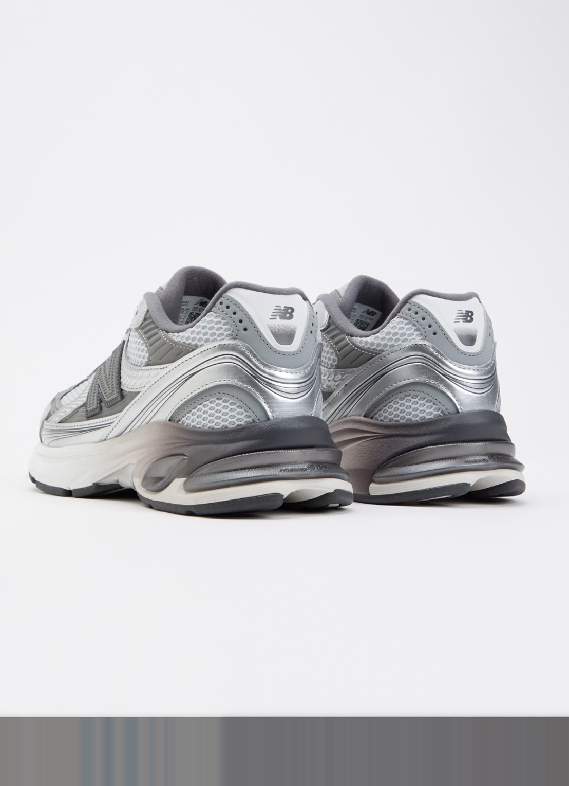 New Balance U2010 sneaker met mesh details en metallic finish  - achterkant 5 grijs