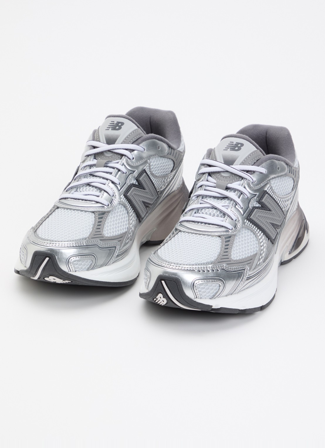 New Balance U2010 sneaker met mesh details en metallic finish  - detail grijs