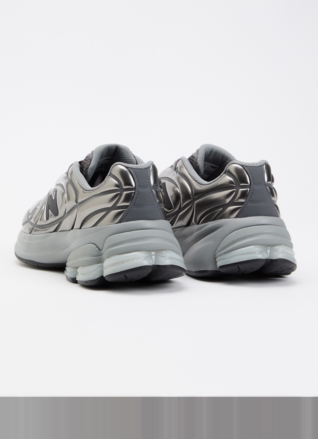 New Balance U5030 sneaker met logo en metallic finish  - achterkant 2 grijs