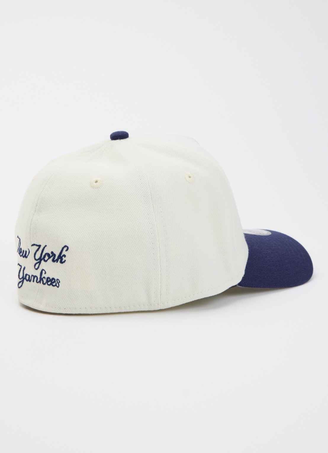 New Era Pet met logoborduring - detail gebroken wit