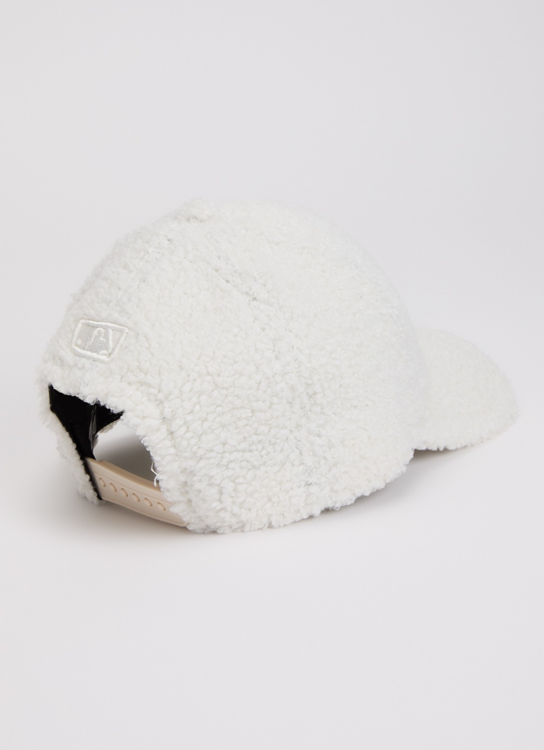 New Era Pet van teddy met logoborduring - detail 3 gebroken wit
