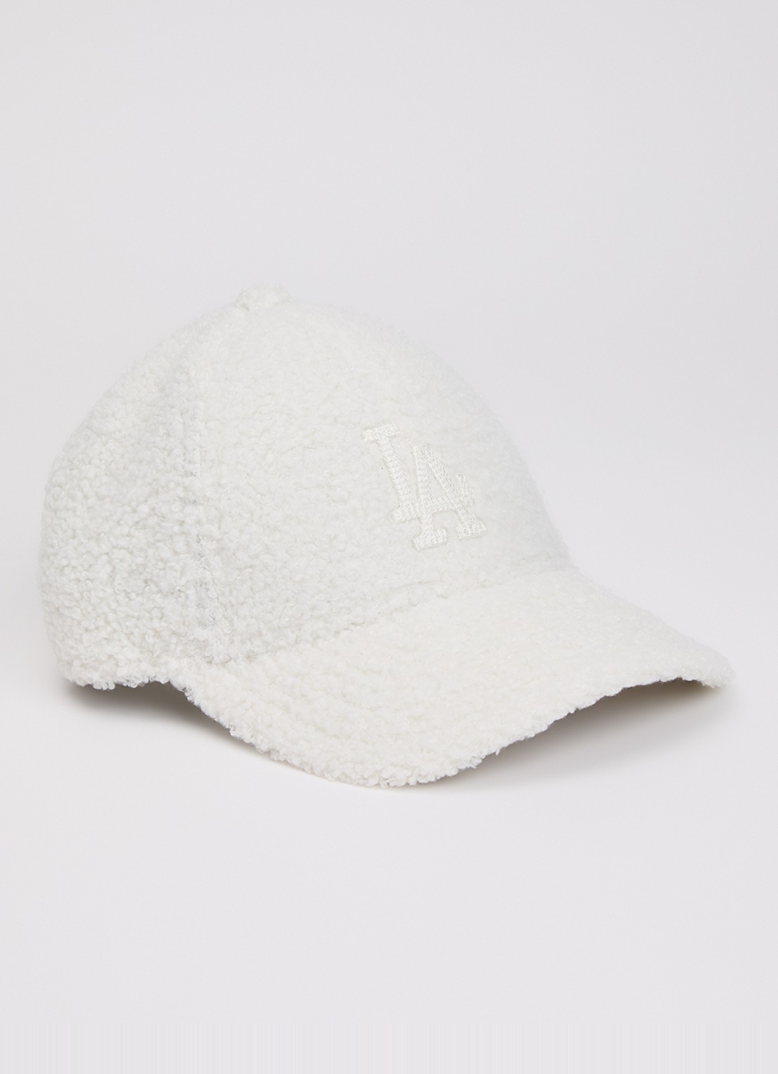 New Era Pet van teddy met logoborduring - voorkant gebroken wit