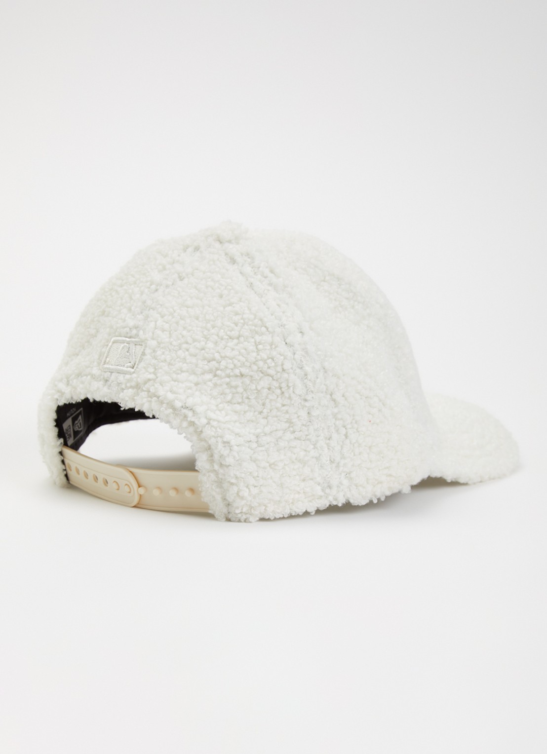 New Era Pet van teddy met logoborduring - detail 4 gebroken wit