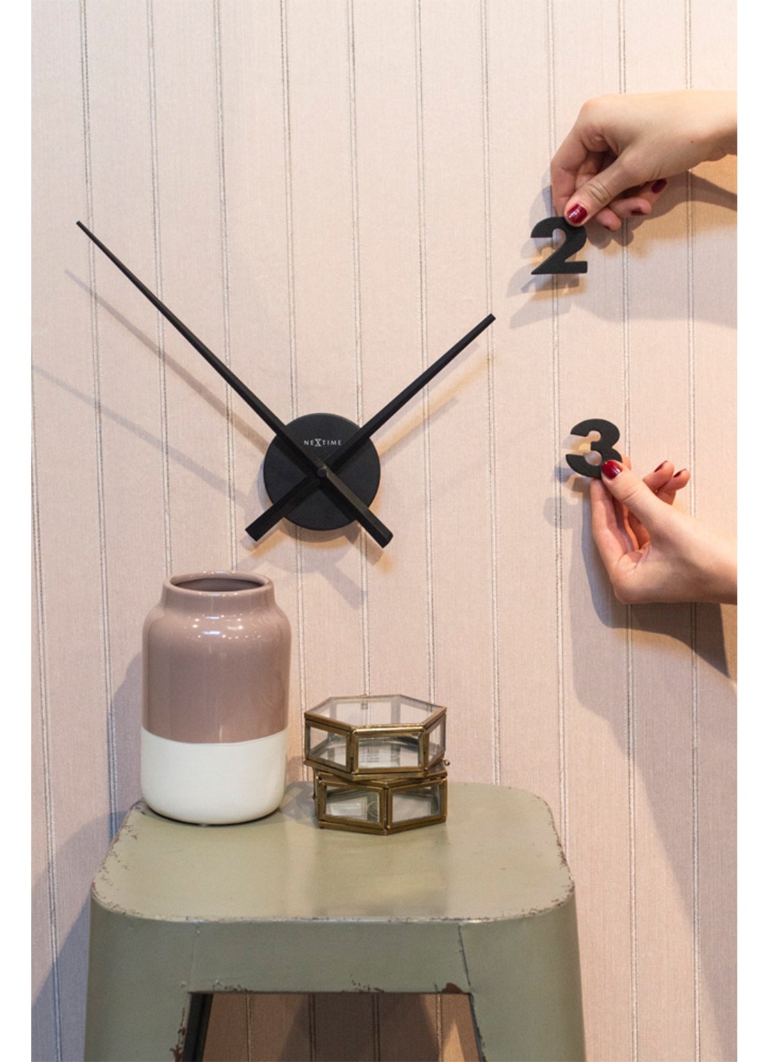 NeXtime Hands wandklok  - voorkant 2 zwart