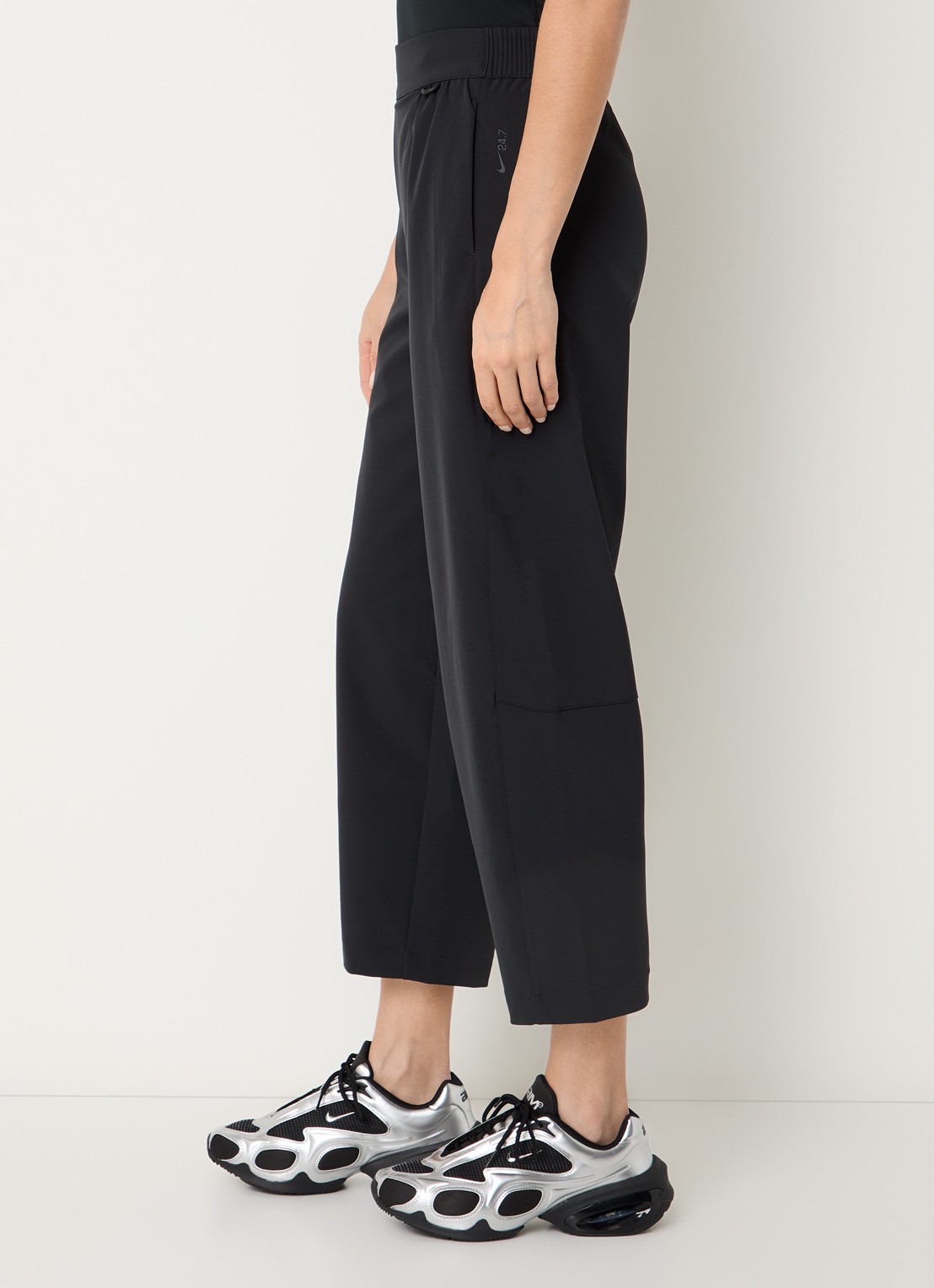 Nike 24.7 high waist cropped tapered fit broek met steekzakken - detail 5 zwart