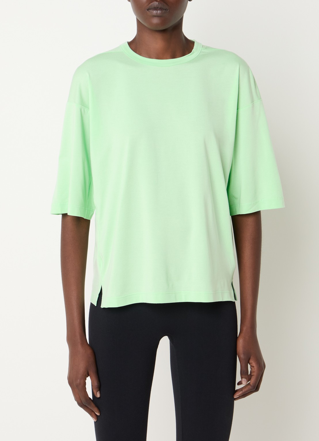 Nike 24.7 ImpossiblySoft Light T-shirt met ronde hals - detail 4 neongroen