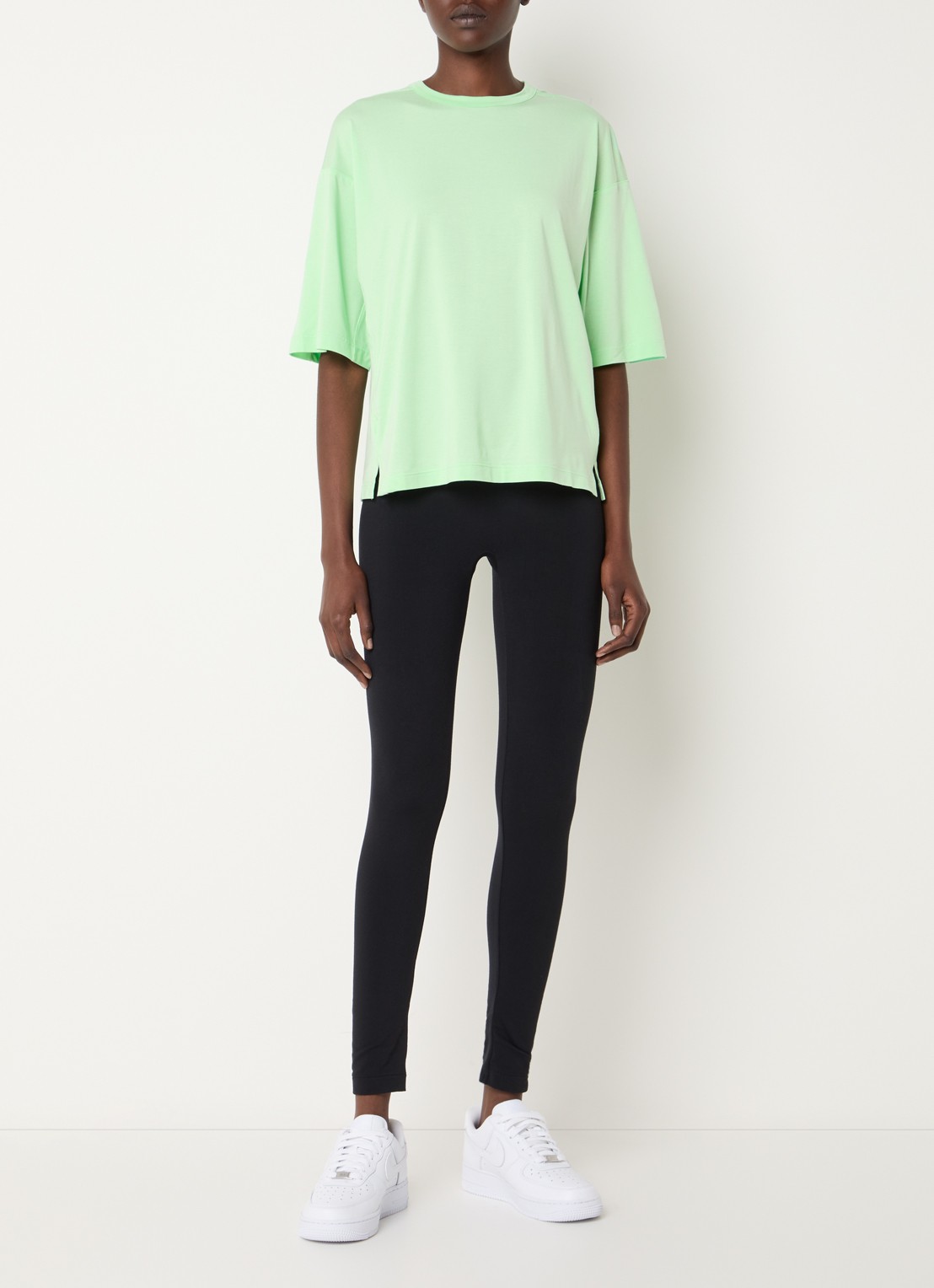 Nike 24.7 ImpossiblySoft Light T-shirt met ronde hals - voorkant 3 neongroen