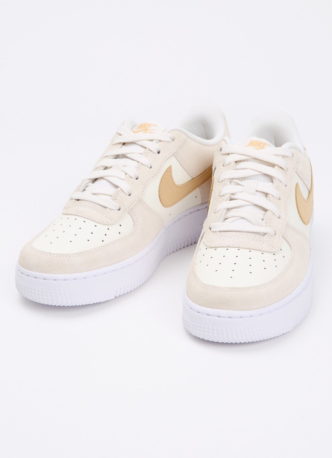 Nike Air Force 1 sneaker van suède met leren details - detail creme