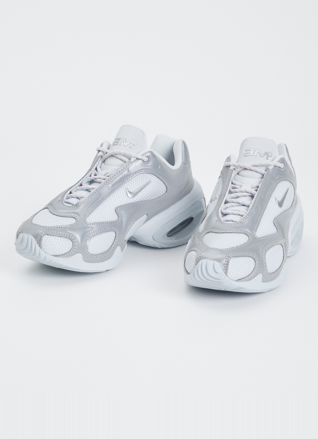 Nike Air Max Muse sneaker met mesh details en metallic finish - detail zilver