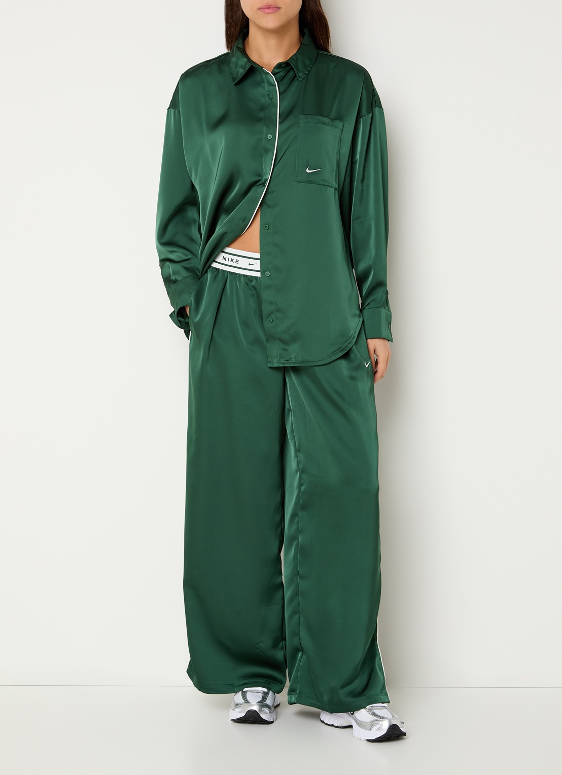 Nike Blouse van satijn met borstzak en logo - voorkant 4 donkergroen