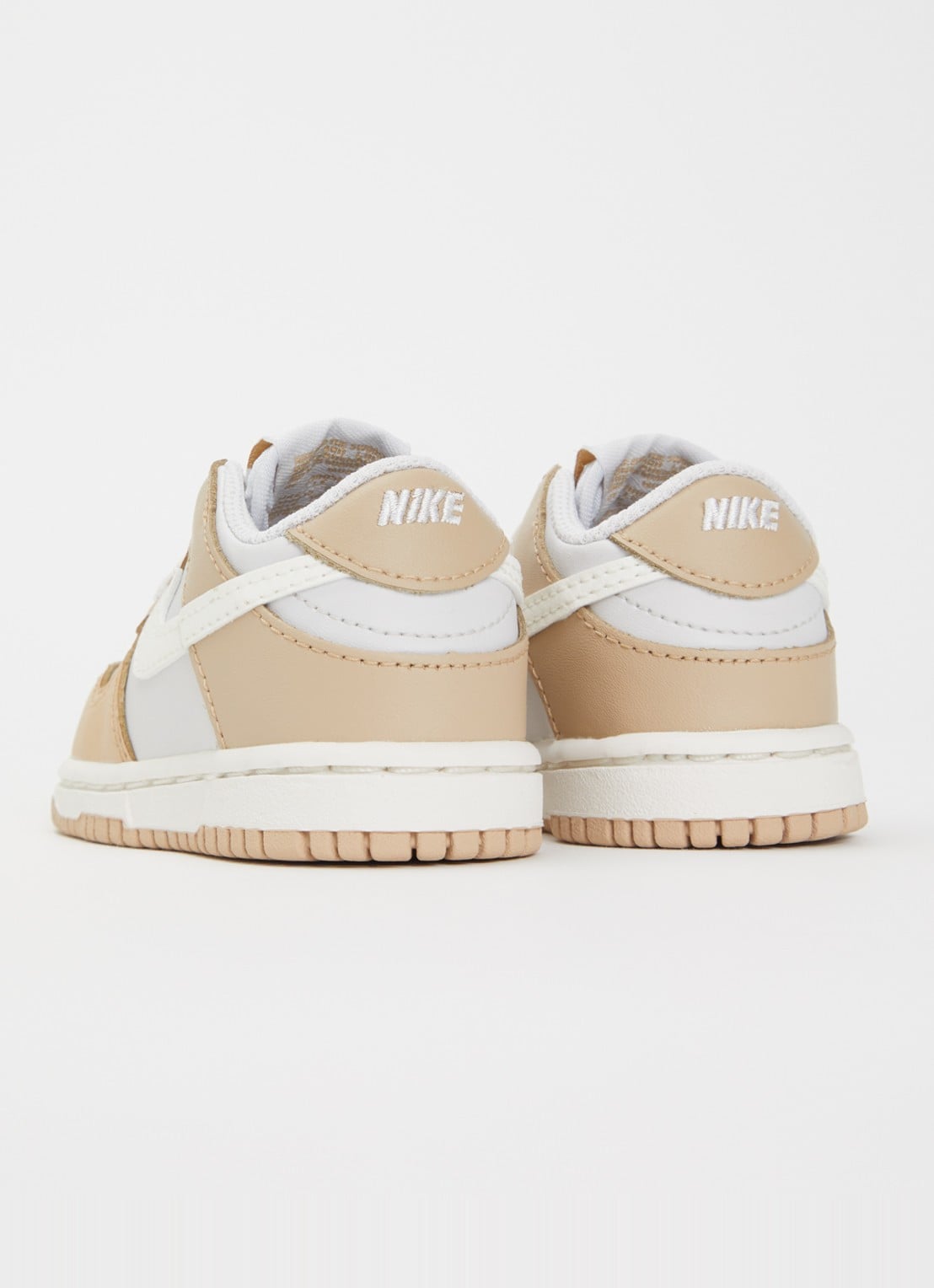 Nike Dunk Low sneaker met details van leer en logo  - achterkant 6 lichtbruin