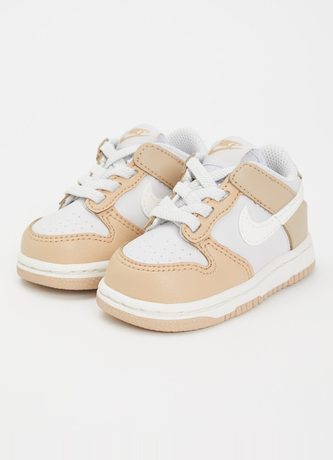 Nike Dunk Low sneaker met details van leer en logo  - voorkant 2 lichtbruin
