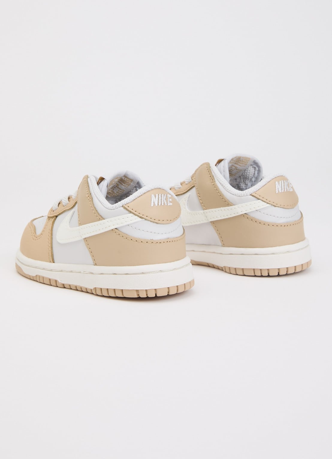 Nike Dunk Low sneaker met details van leer en logo  - achterkant 7 lichtbruin