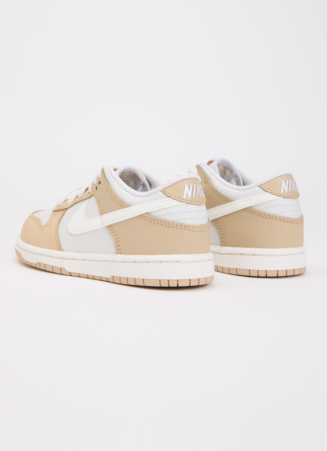 Nike Dunk Low sneaker met leren details en logo - achterkant 2 lichtbruin