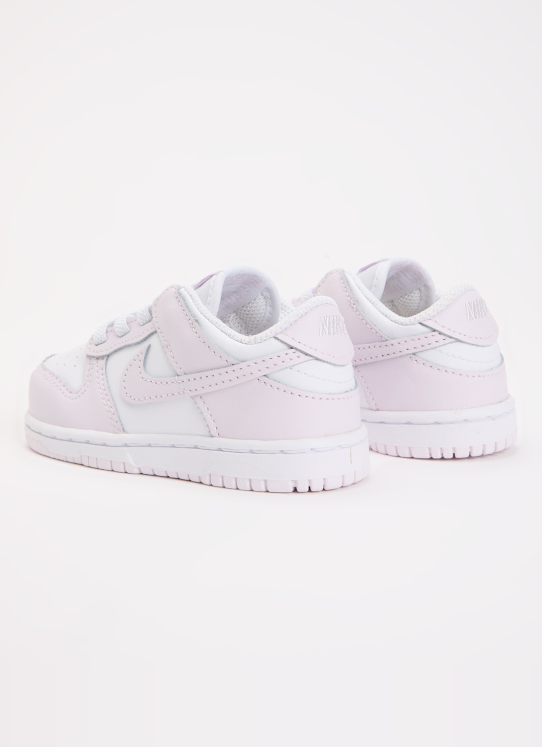Nike Dunk Low sneaker met logo - achterkant lichtroze