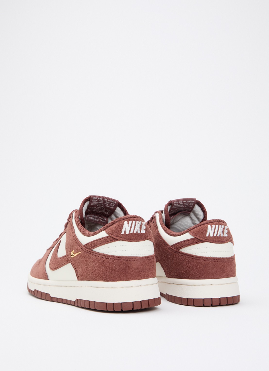Nike Dunk Low sneaker met suède details - achterkant 5 steenrood