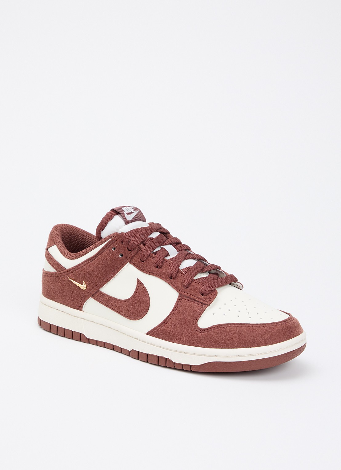 Nike Dunk Low sneaker met suède details - voorkant steenrood
