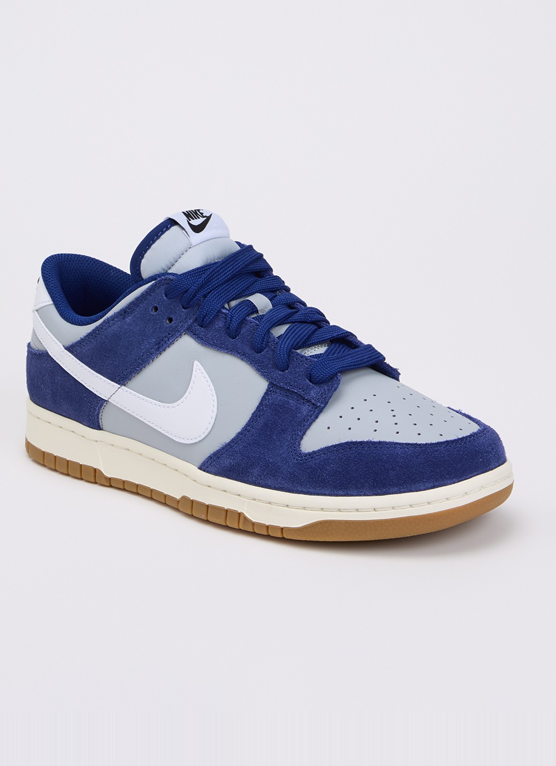 Nike Dunk Low sneaker met suède details - voorkant royalblauw