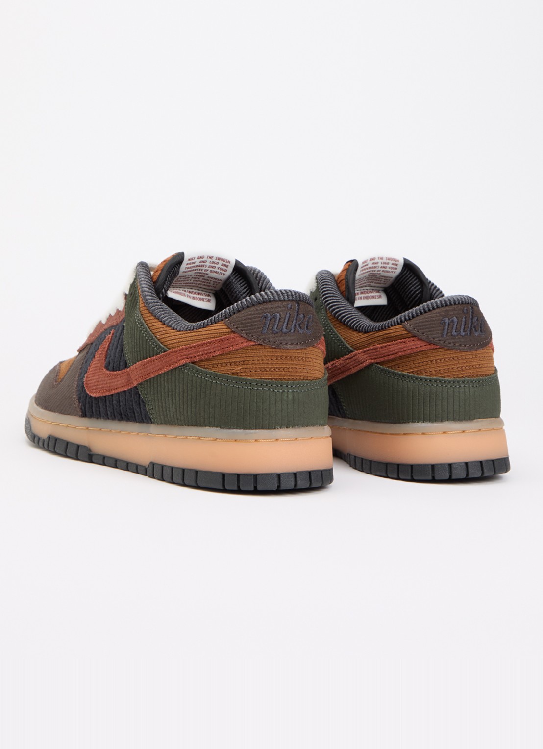 Nike Dunk Low sneaker van corduroy  - achterkant 5 hazelnootbruin