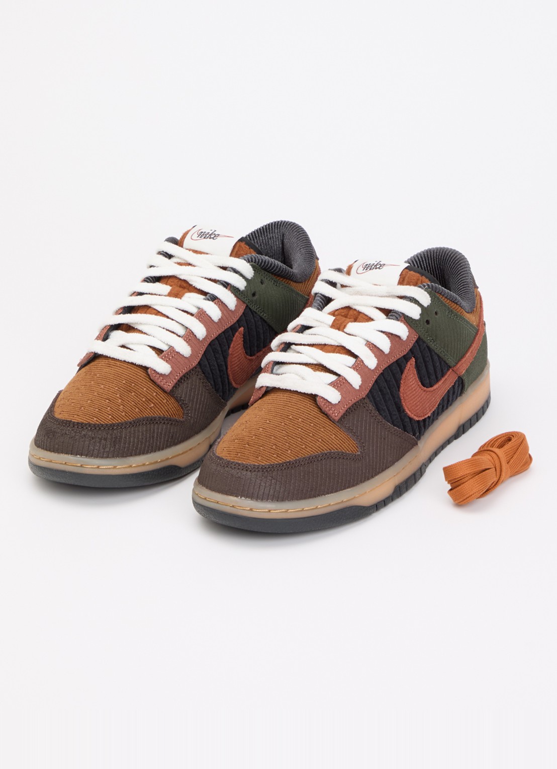 Nike Dunk Low sneaker van corduroy  - detail 2 hazelnootbruin