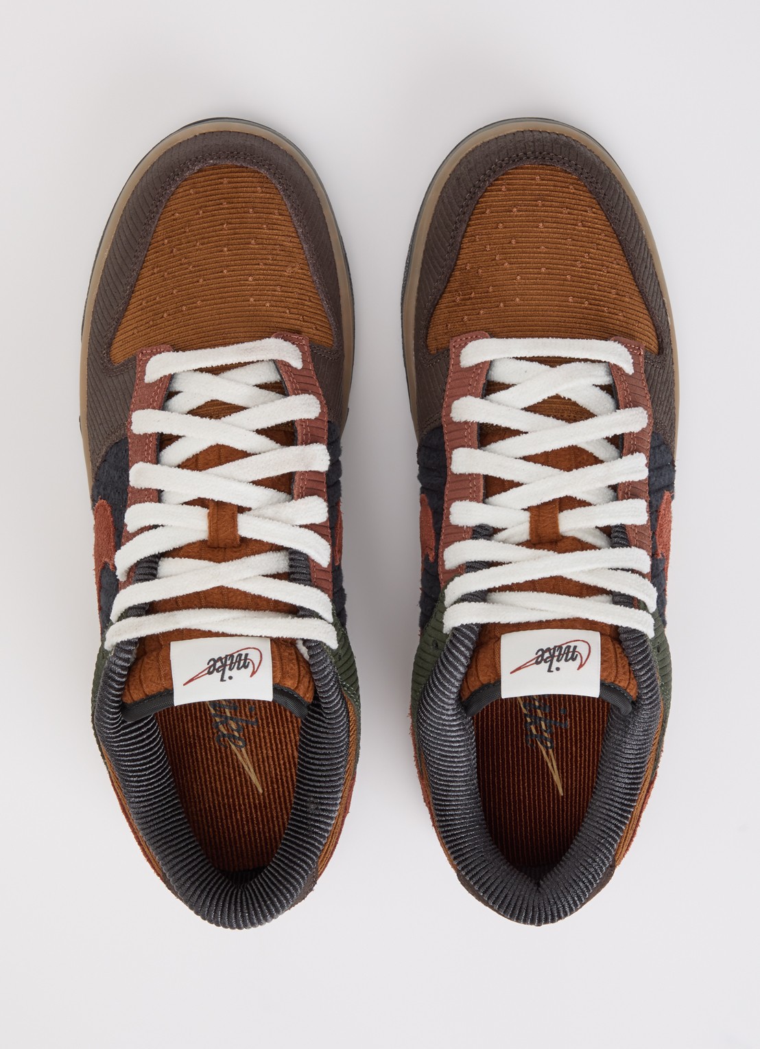 Nike Dunk Low sneaker van corduroy  - detail 3 hazelnootbruin