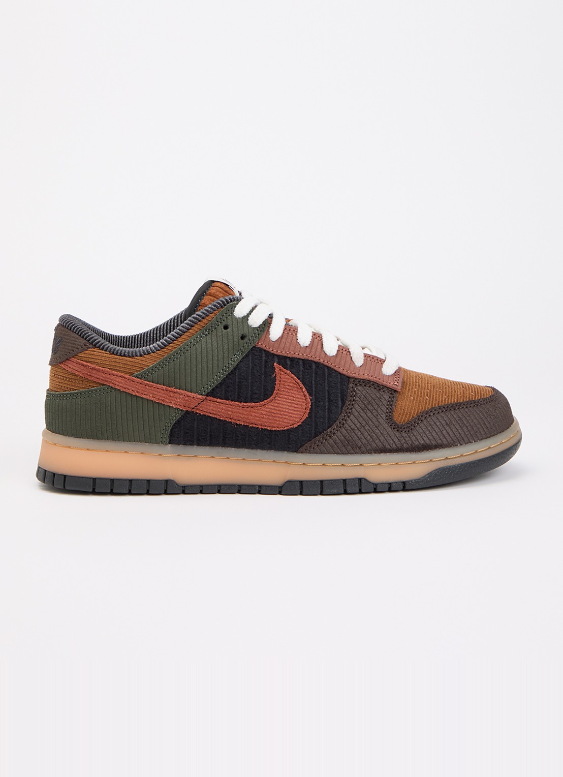 Nike Dunk Low sneaker van corduroy  - voorkant hazelnootbruin