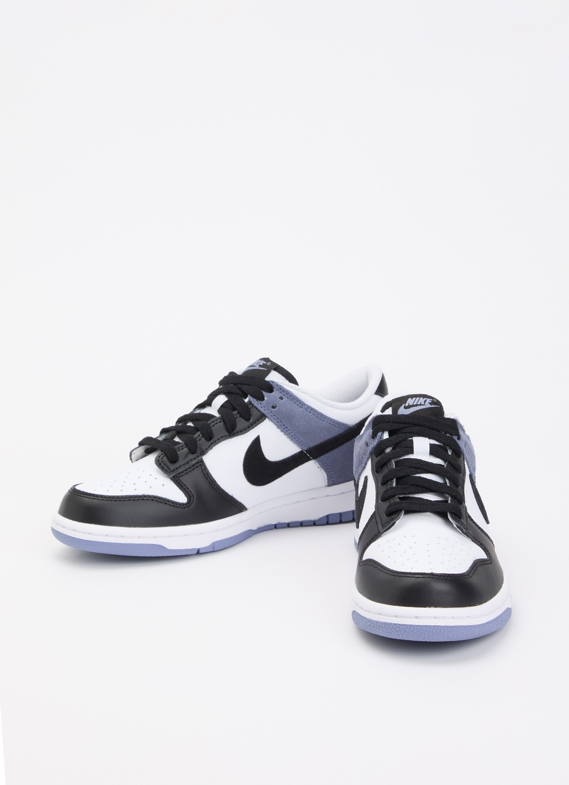 Nike Dunk low sneaker van leer met suède details - voorkant 4 lichtblauw