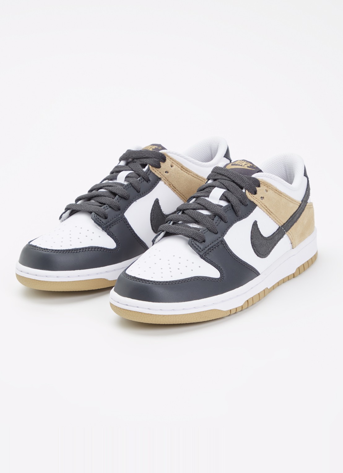 Nike Dunk low sneaker van leer met suède details - voorkant 4 beige