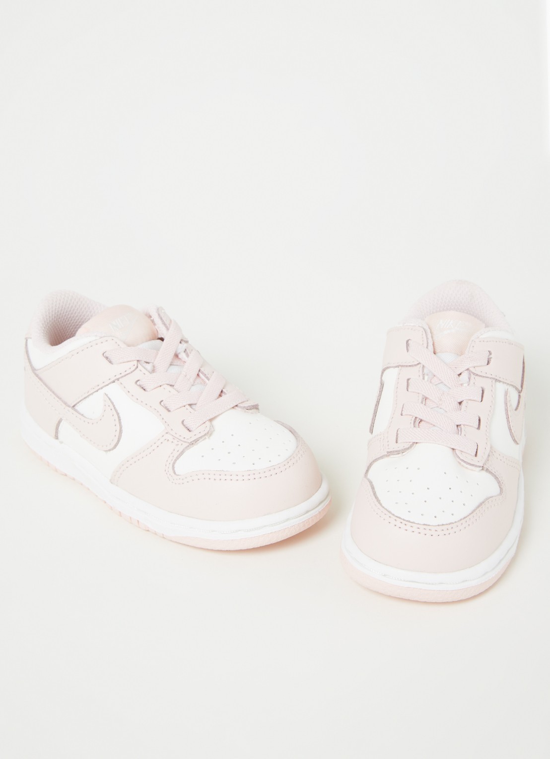Nike Dunk Low sneaker van leer - voorkant 2 lichtroze