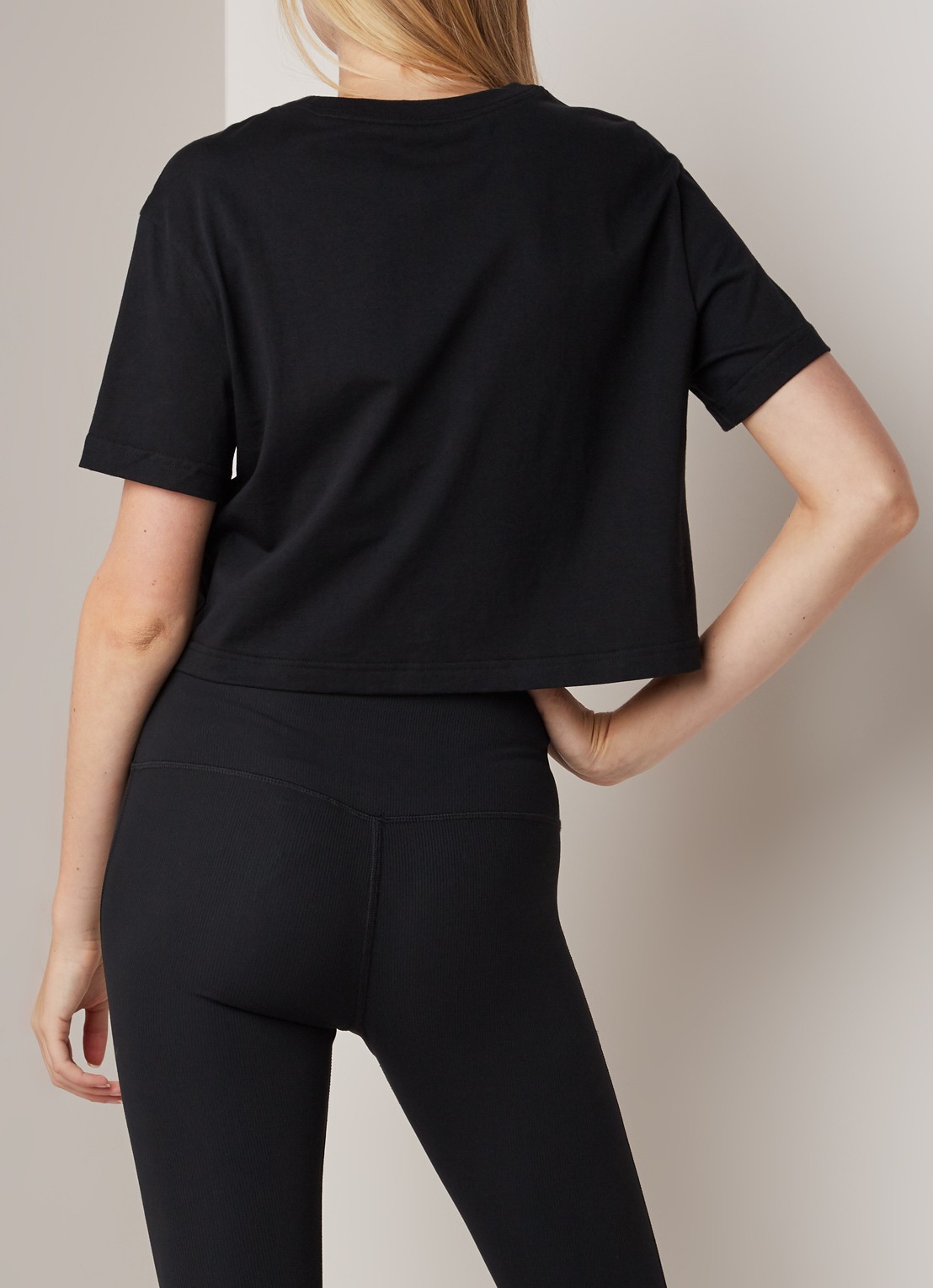 Nike Essential trainings cropped T-shirt met logoprint - achterkant 2 zwart