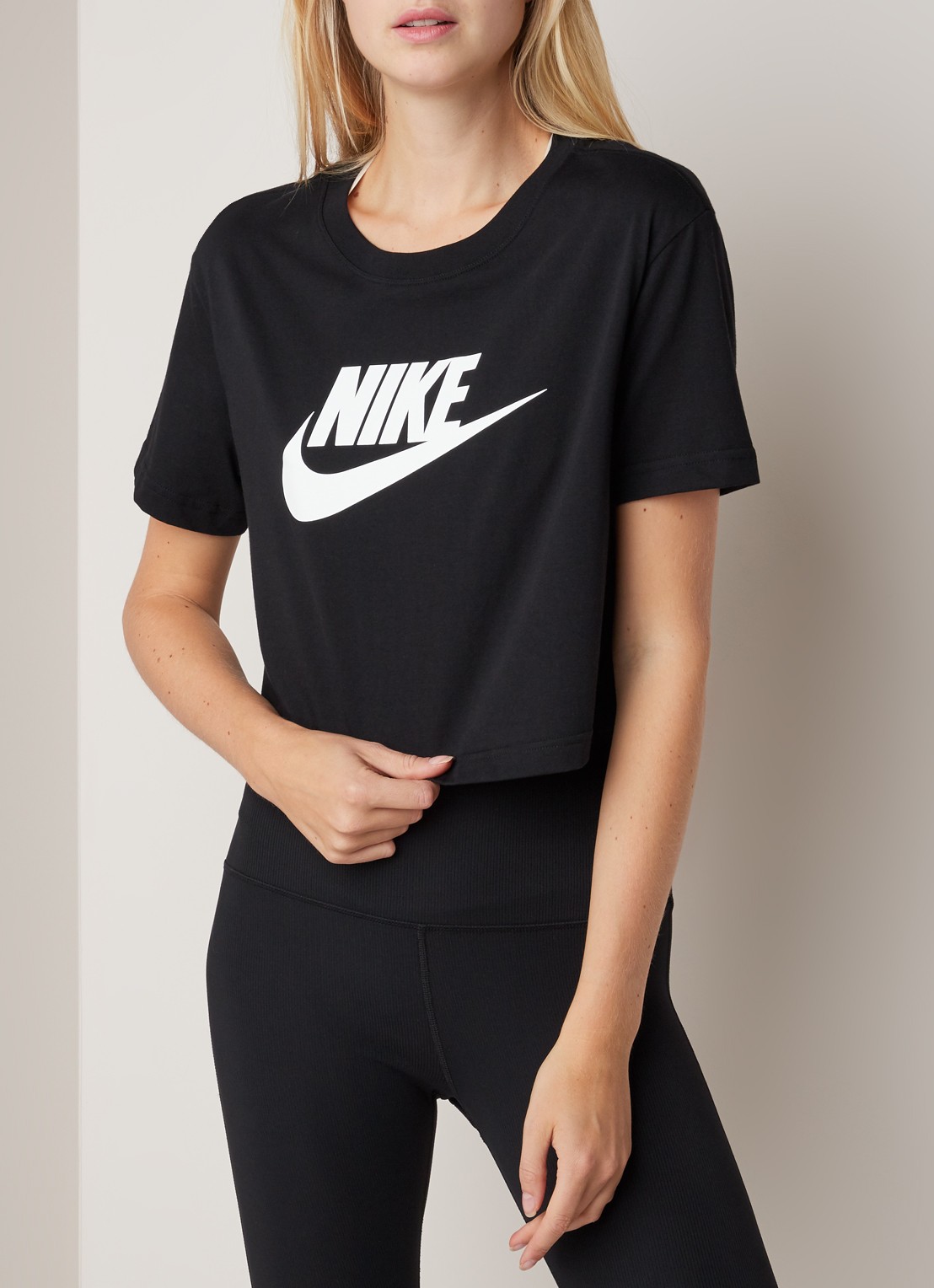 Nike Essential trainings cropped T-shirt met logoprint - detail zwart