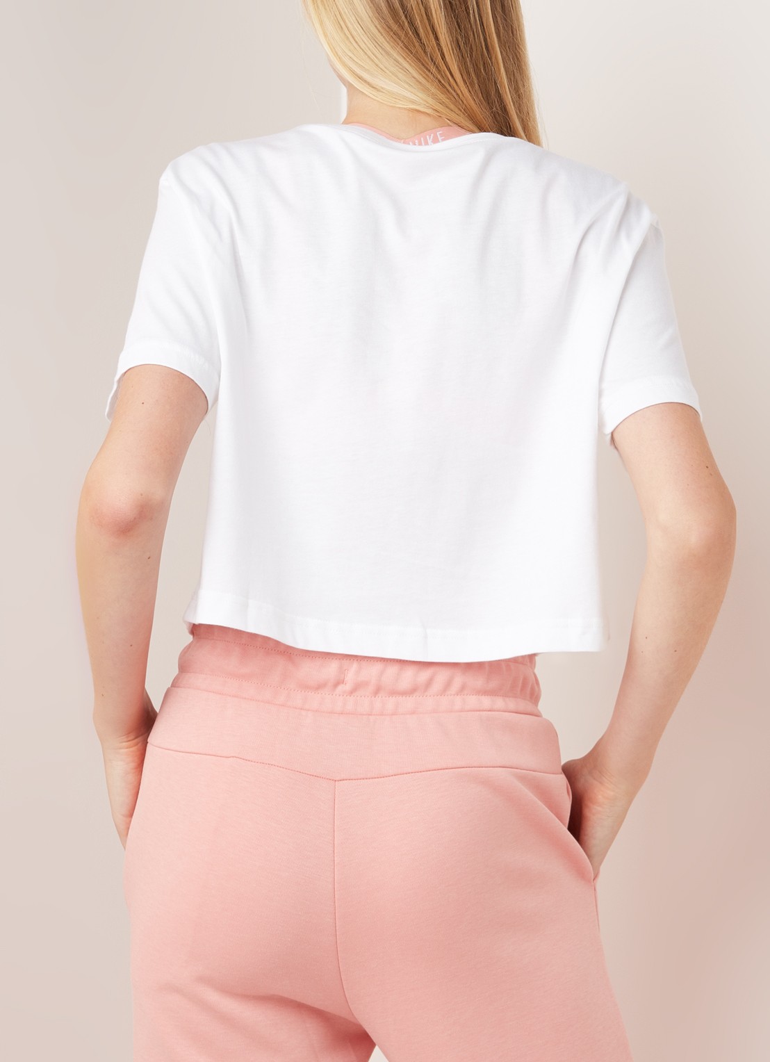 Nike Essential trainings cropped T-shirt met logoprint - achterkant wit