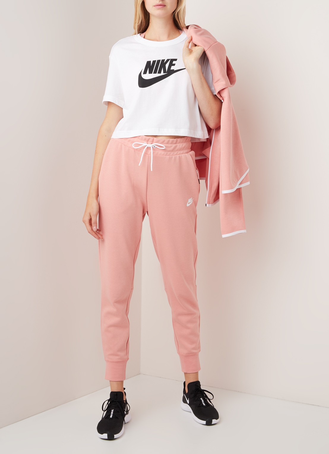 Nike Essential trainings cropped T-shirt met logoprint - voorkant 4 wit
