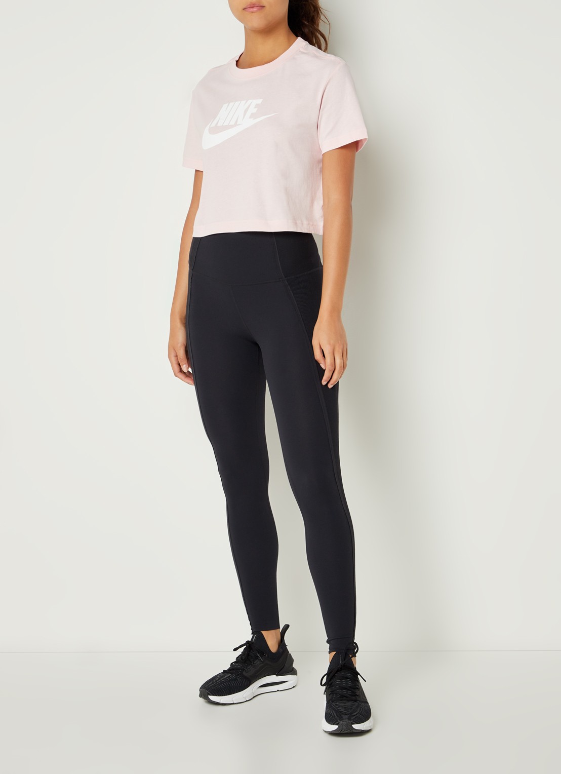 Nike Essential trainings cropped T-shirt met logoprint - voorkant 2 kit