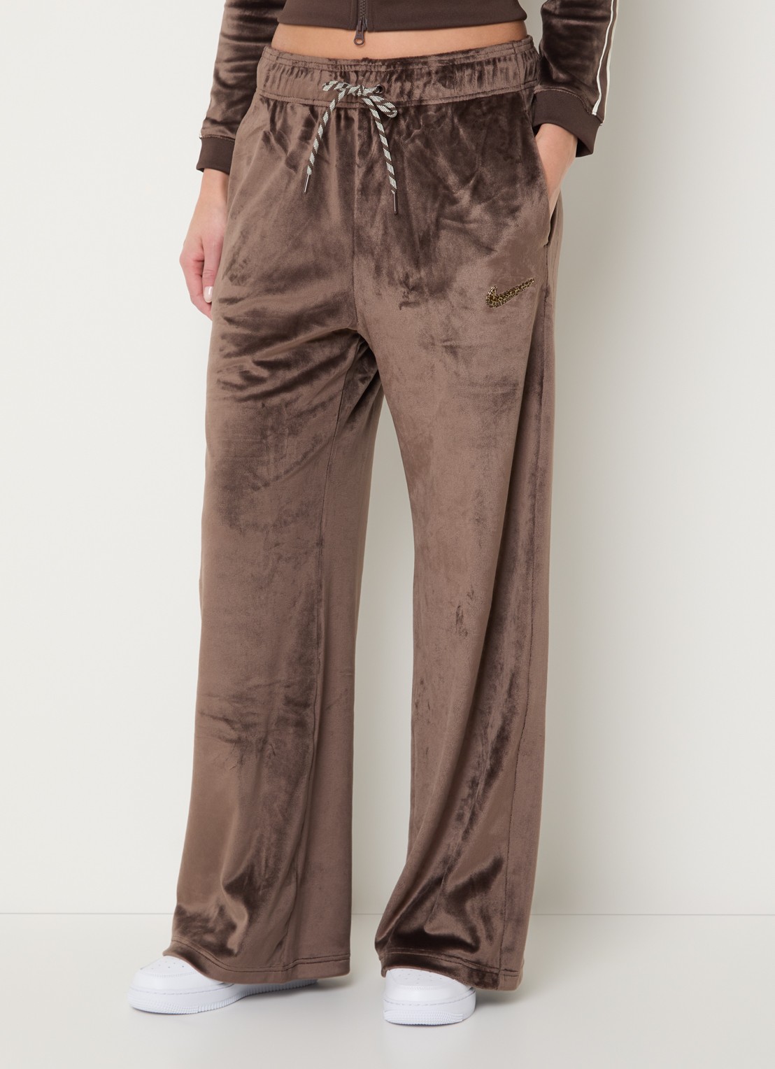Nike High waist flared fit joggingsbroek van fluweel - detail 4 donkerbruin