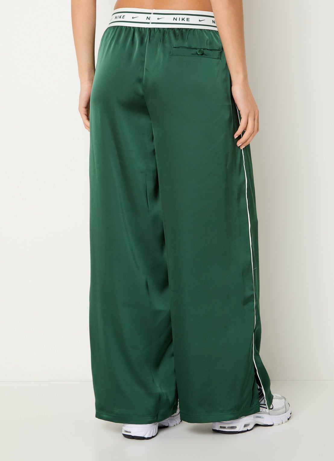 Nike High waist loose fit broek van satijn met logoband - achterkant 2 donkergroen