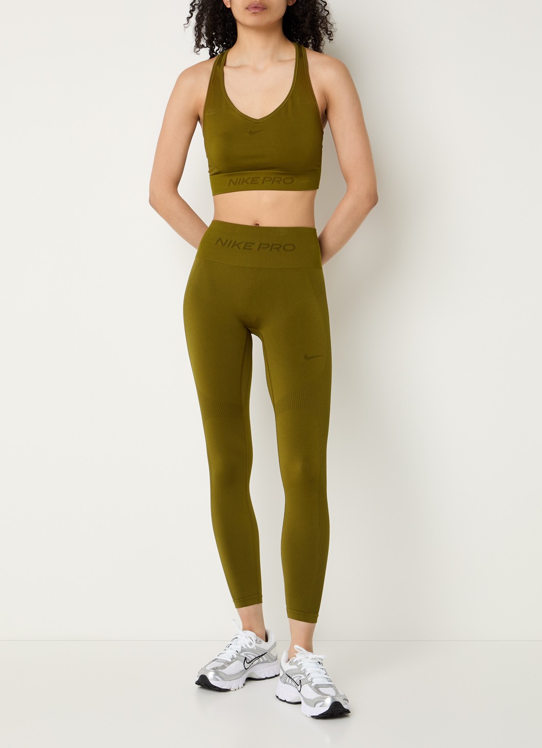 Nike High waist skinny fit legging met dri-fit en logoband - voorkant 2 mosgroen