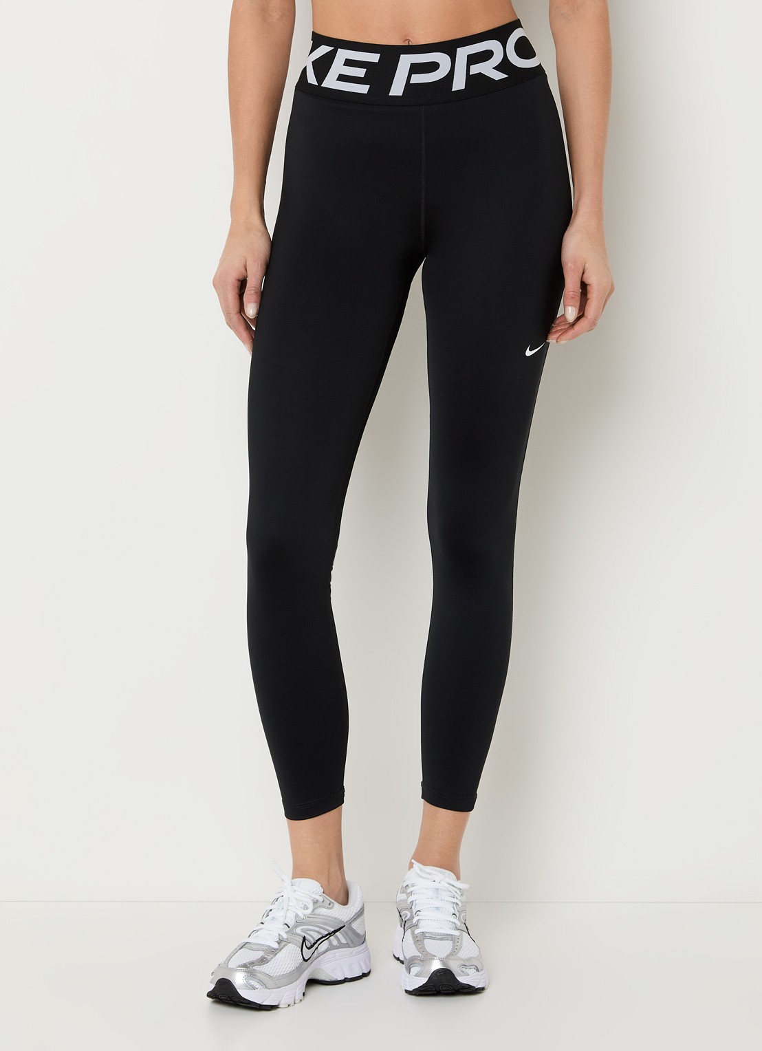 Nike High waist skinny fit legging met dri-fit en logoband - detail zwart