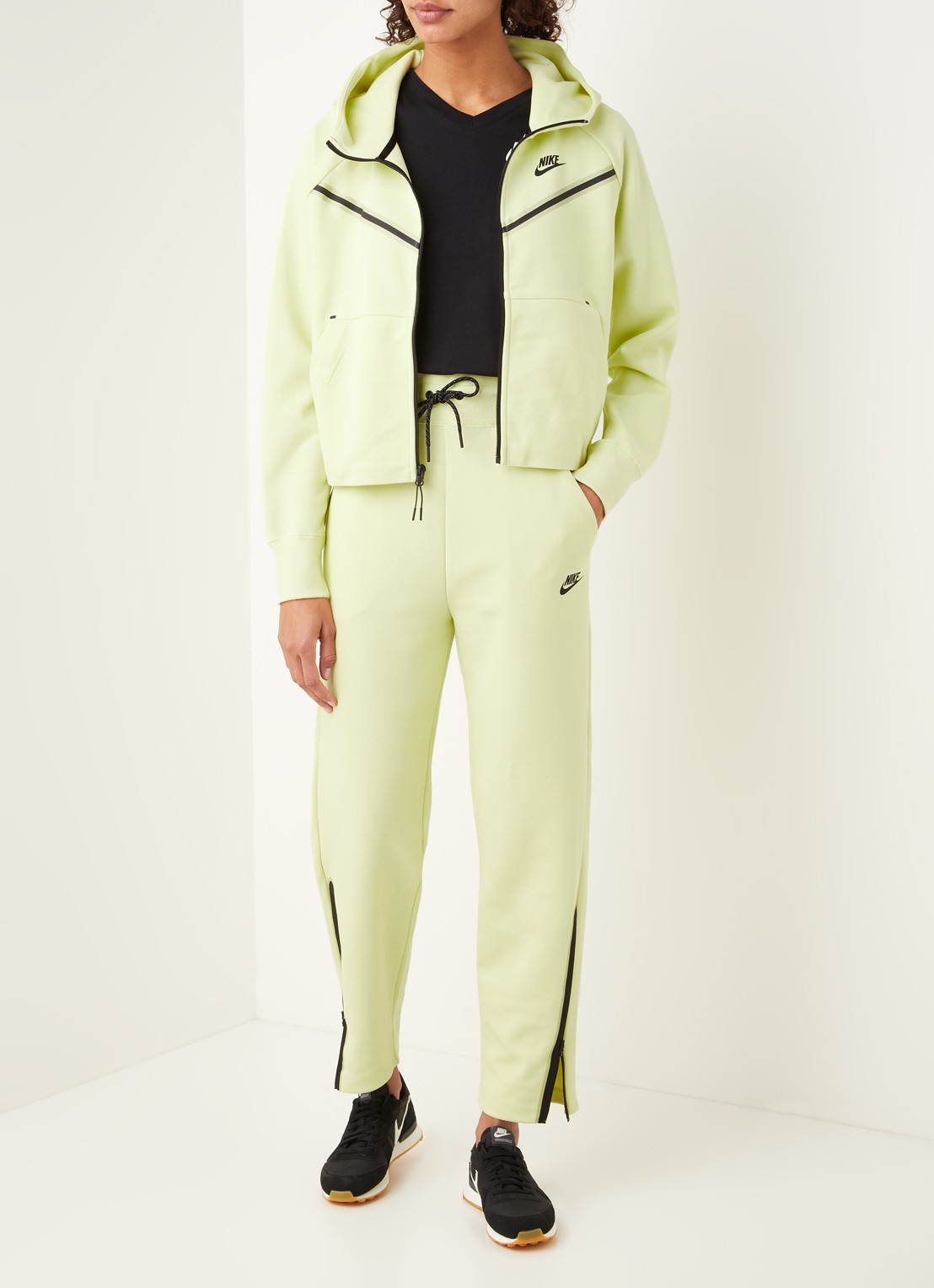 Nike High waist tapered fit cropped joggingbroek met logo - voorkant 2 lichtgeel