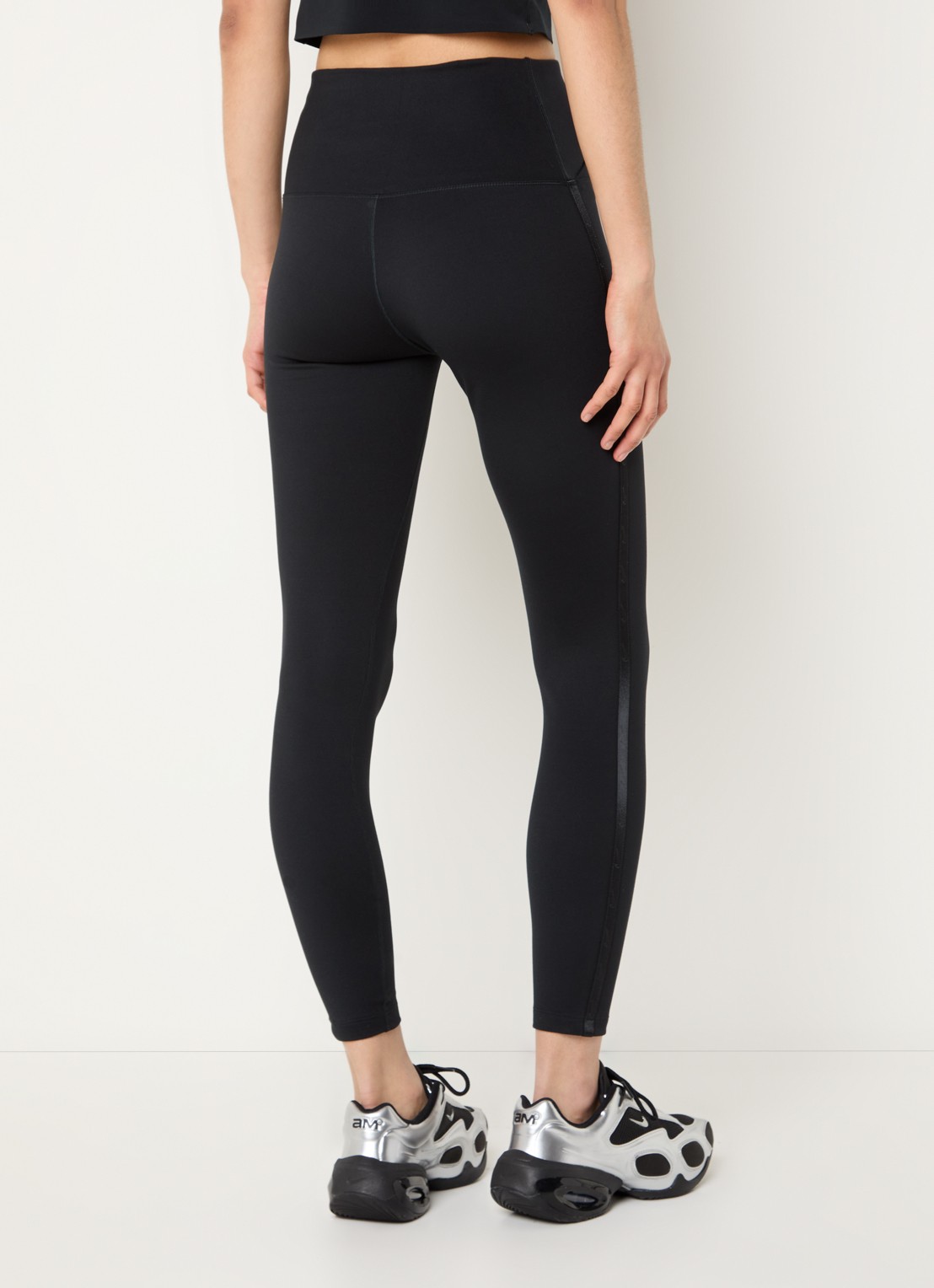 Nike One high waist cropped trainingslegging met dri-FIT en logo - achterkant zwart