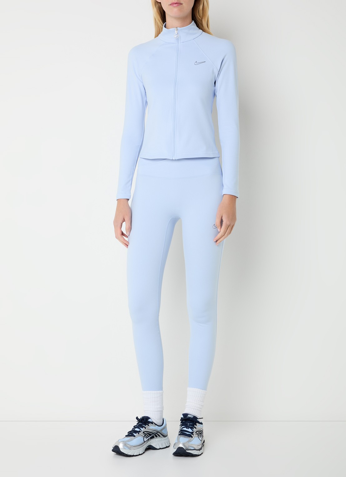 Nike One high waist cropped trainingslegging met dri-FIT en logo - voorkant 3 lichtblauw