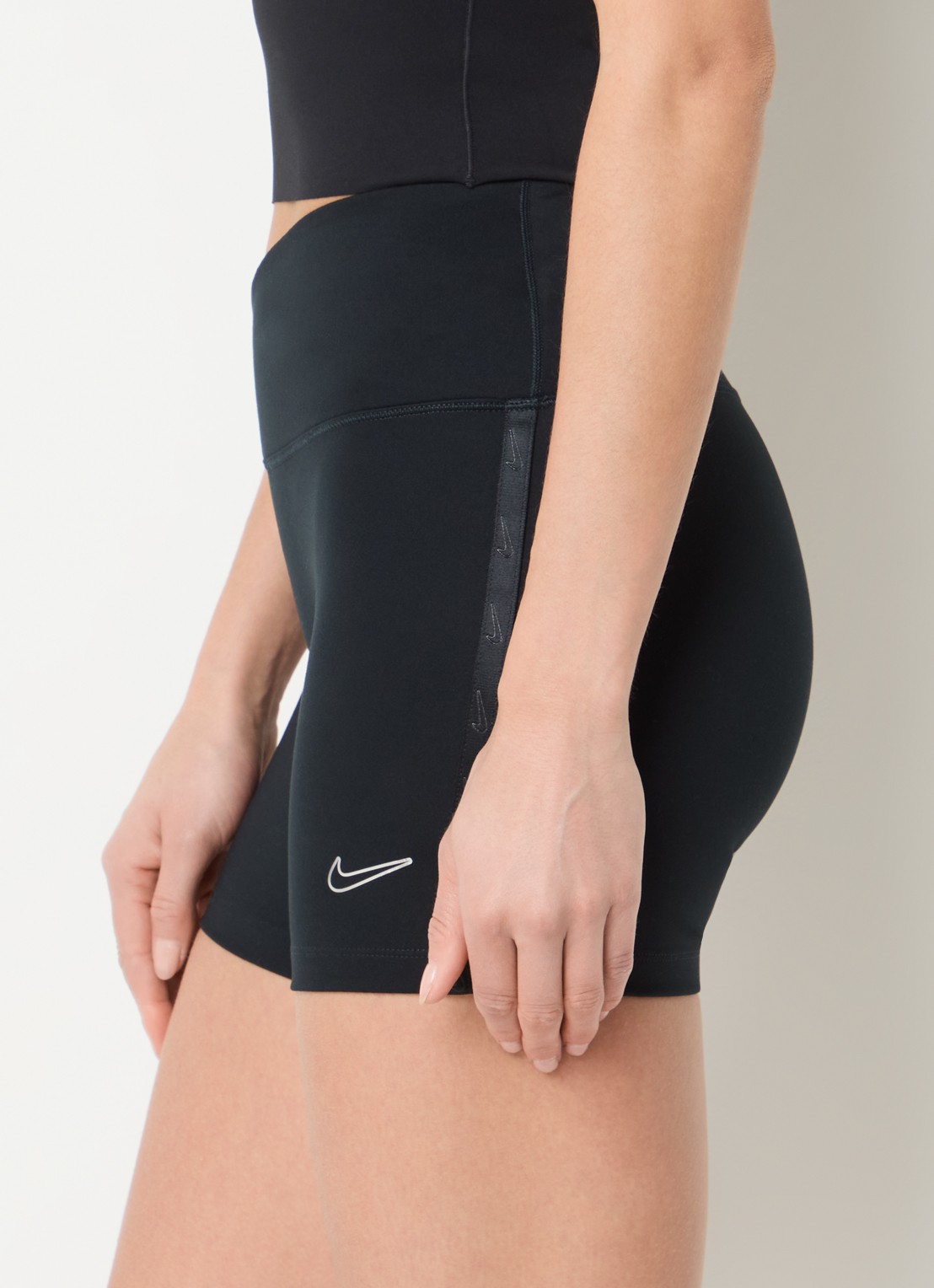 Nike One high waist skinny fit korte trainingsshort met Dri-FIT en logo - detail 5 zwart